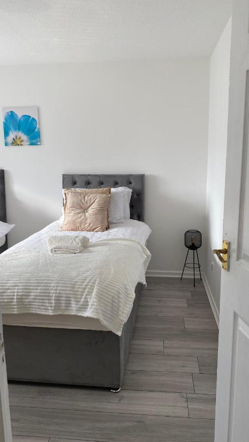 Bv Luxury Spacious 3 Bedroom House At Isaac Close Manchester Exterior foto